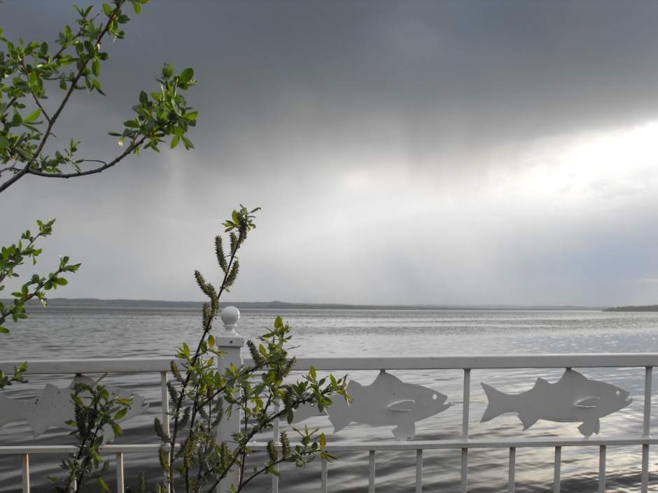Lake Wabamun residents warned about oil substances - image