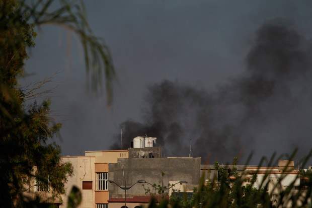 Libyan rebels advance to edge of Tripoli, trappings of Gadhafi’s regime crumbling - image
