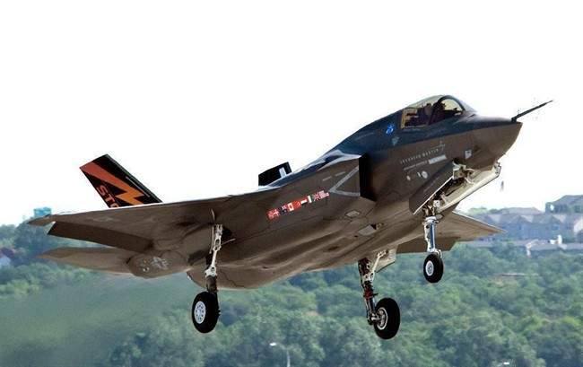 A Lockheed Martin F-35 Joint Strike Fighter is shown in this undated handout photo. Canadian fighter pilots selected to fly the new F-35 could find themselves trained by either the U.S. - or a private contractor, according to internal air force documents.