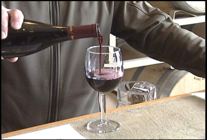 Premier Kathleen Wynne says she'll allow the sale of Ontario wines at farmers' markets.