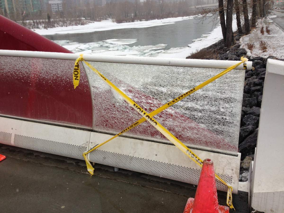 Vandals hit Peace Bridge - image