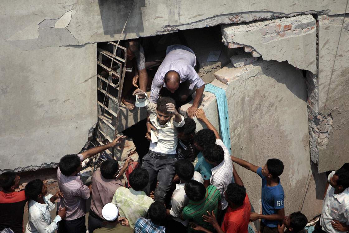 14 gut-wrenching photos from Bangladesh building collapse - image