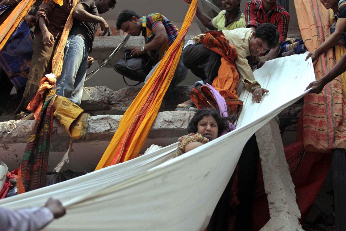 14 gut-wrenching photos from Bangladesh building collapse - image