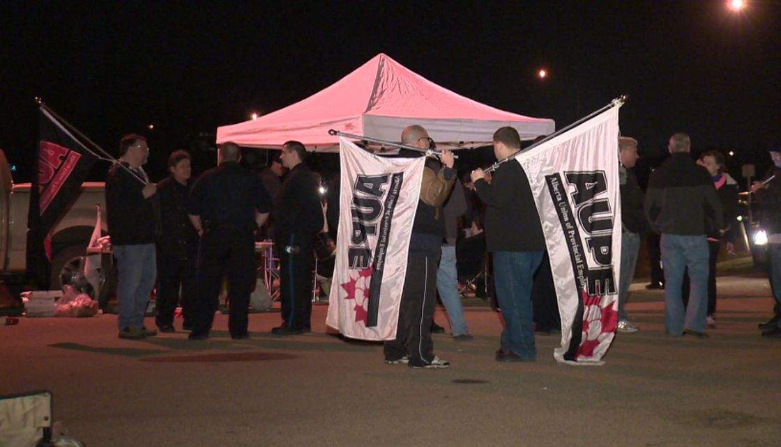 Correctional officers picketed outside the Fort Saskatchewan Correctional Centre Friday, April 26, 2013.