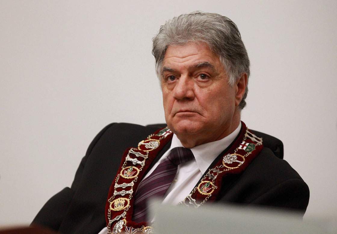 Joe Fontana officially resigned his position as mayor of London Thursday.