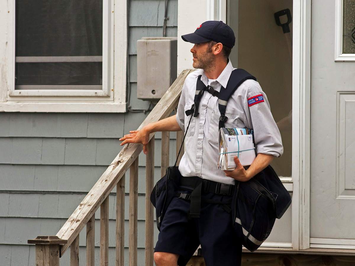 Nearly one billion
fewer pieces of mail were sent within Canada last year than in 2006.