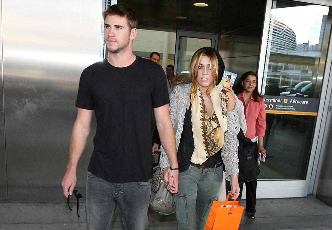 Liam Hemsworth and Miley Cyrus arrive at Toronto’s airport in 2010. (John R. Kennedy / Global News)