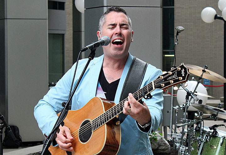 In photos: Barenaked Ladies jam in Toronto - image