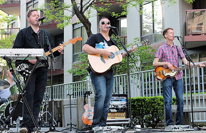 In photos: Barenaked Ladies jam in Toronto - image