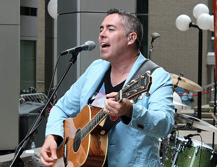 In photos: Barenaked Ladies jam in Toronto - image