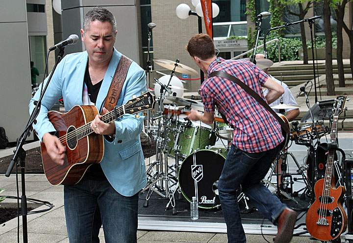In photos: Barenaked Ladies jam in Toronto - image