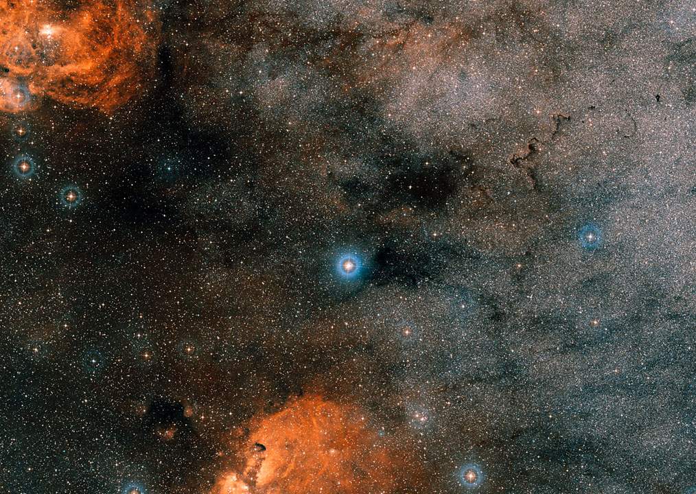 Gliese 667, centre. The bright star at centre is both Gliese 667 A and B, which can’t be separated in this image due to the brightness and apparent proximity to one another in this image. Gliese 667C lies very close and beneath the two. (Photo by  ESO/Digitized Sky Survey 2. Acknowledgement: David De Martin)