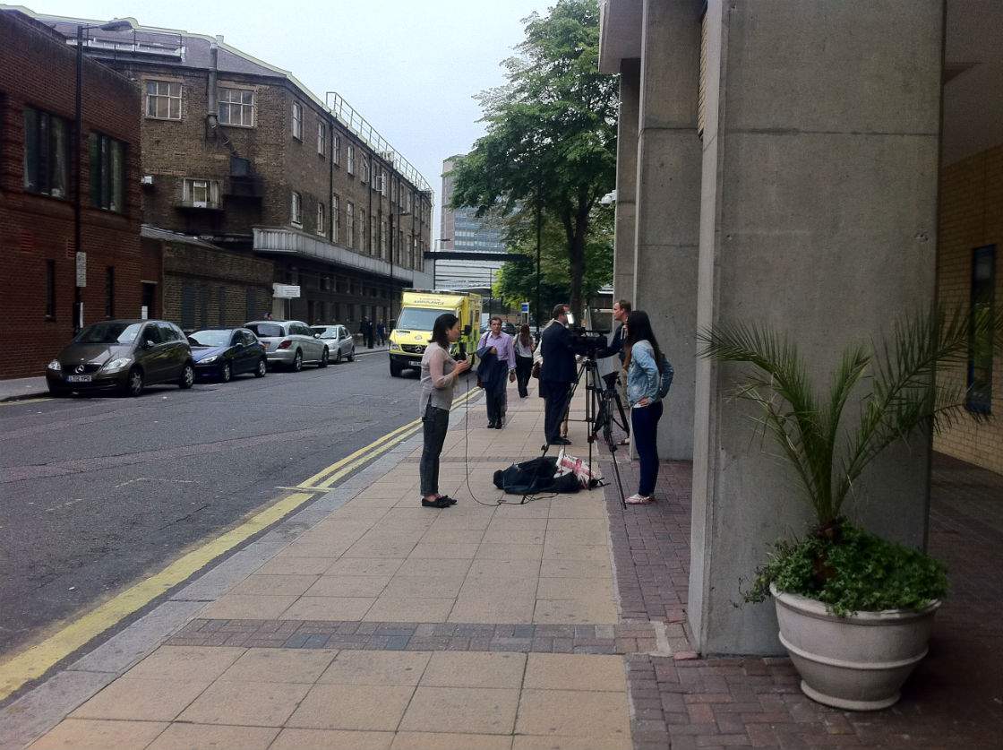 Kate isn’t due to give birth until the middle of July. A small crew of media gathered across from the hospital, where her child is expected to be born on June 20. (Photo: Sean Mallen/Global News)