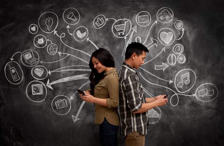 Algorithm detects relationships on social media; finds users in untagged photos