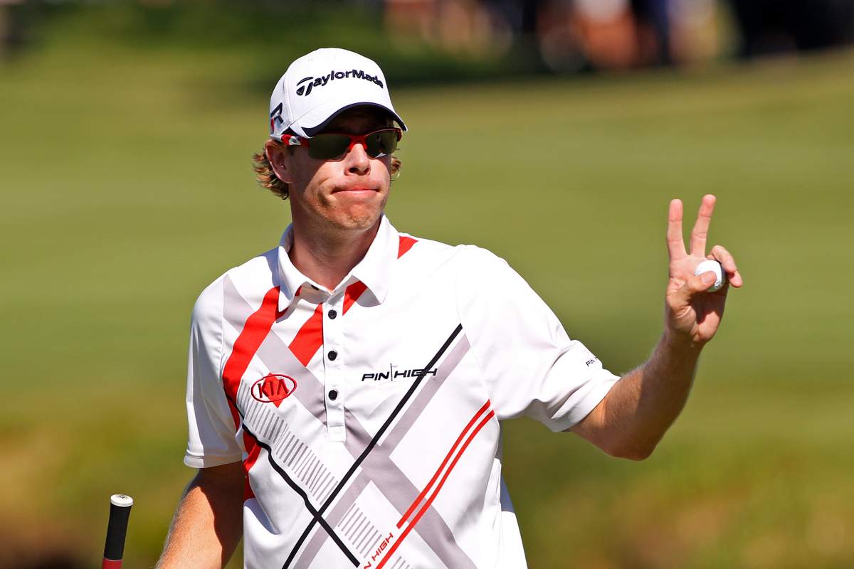 David Hearn waves to the crowd after putting out on the 18th hole during round one of the RBC Canadian Open.