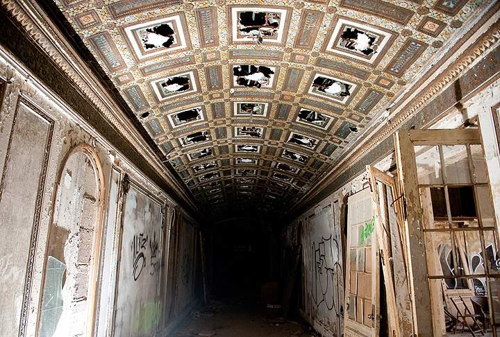 Haunting images of Detroit’s abandoned buildings - image