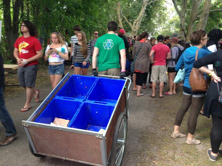 A volunteer pulls a recycling handcart at Hillside Festival, July 28, 2013. (Photo credit: Heather Loney, Global News)