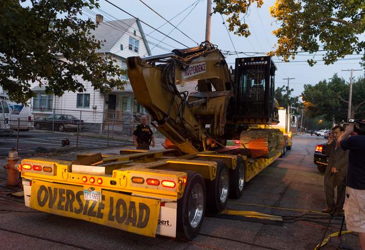 Demolition crews arrive at the home of Ariel Castro on August 7, 2013 in Cleveland, Ohio. (Photo credit: Getty Images)