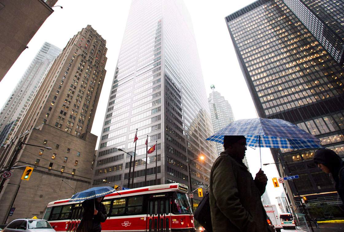 A new report says Canada's big banks are capitalized well enough to absorb the impact of a downturn in the housing market. 