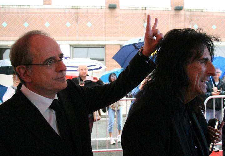 Music producer Bob Ezrin has some fun with Alice Cooper during a red carpet interview. (John R. Kennedy / Global News)