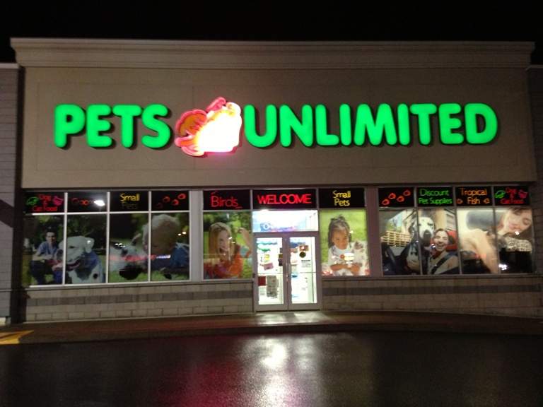 RCMP tell Global News that around 7 p.m. on Monday, a white man in his 30s walked into the Pets Unlimited at Bedford Commons and walked out with a parrot.