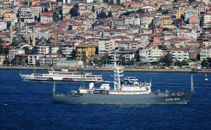 The Russian Navy CCB-201 vessel (front) sails in the Bosphorus on September 5, 2013 in Istanbul, on its way for intelligence operations off the coasts of Syria. 