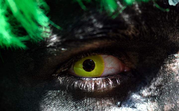 Eye health professionals in Canada are warning that cosmetic contact lenses, which change the appearance of your eyes, may lead to permanent vision loss.