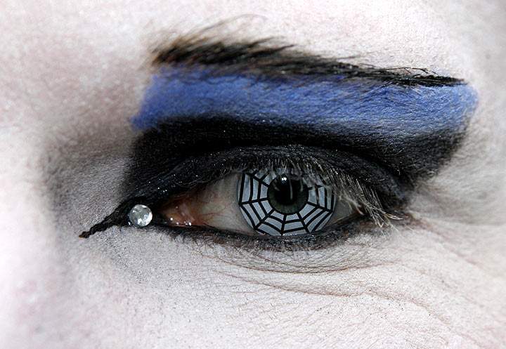 Eye health professionals in Canada are warning that cosmetic contact lenses, which change the appearance of your eyes, may lead to permanent vision loss.