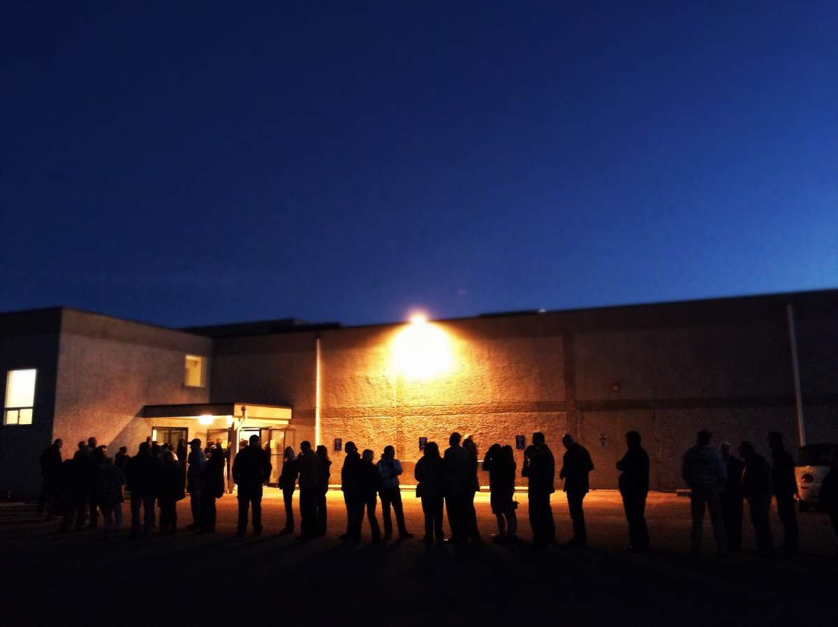 Lineups at a polling station in High River. Nate Luit/Global News.