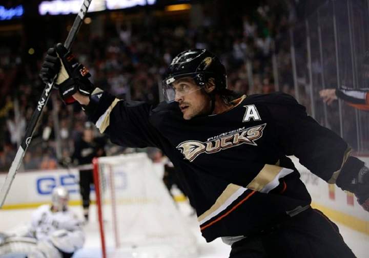 Jets fans voiced their appreciation for Teemu Selanne, who began his NHL career with Winnipeg in 1992-93 by setting rookie records of 76 goals and 132 points.