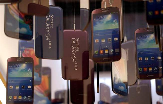 Samsung Electronics said its operating profit for the July-September quarter rose to another record-high. The maker of Galaxy smartphones said in its Friday, Oct. 4, 2013 earnings preview that its third-quarter operating income rose 25 percent over a year earlier to 10.1 trillion won ($9.4 billion).