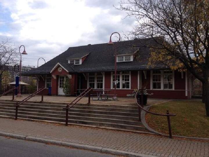 valois village