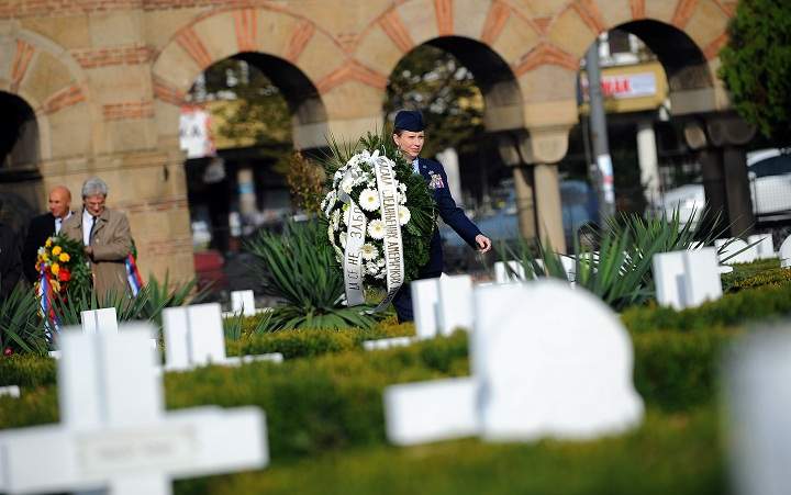 An US officer carries a wreath ahead of the Remembrance Day ceremony marking the anniversary of the end of WWI at the French Soldiers Cemetery in Belgrade on November 11, 2013. (Andrej Isakovic/Getty Images)