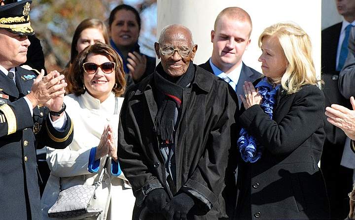 Richard Overton (C), 107 years-old, who is believed to be America’s oldest living veteran is acknowledged by U.S. President Barack Obama during a ceremony to honor veterans at the Tomb of the Unknowns on Veterans Day at Arlington National Cemetery on November 11, 2013 in Arlington, Virginia. (Olivier Douliery-Pool/Getty Images)