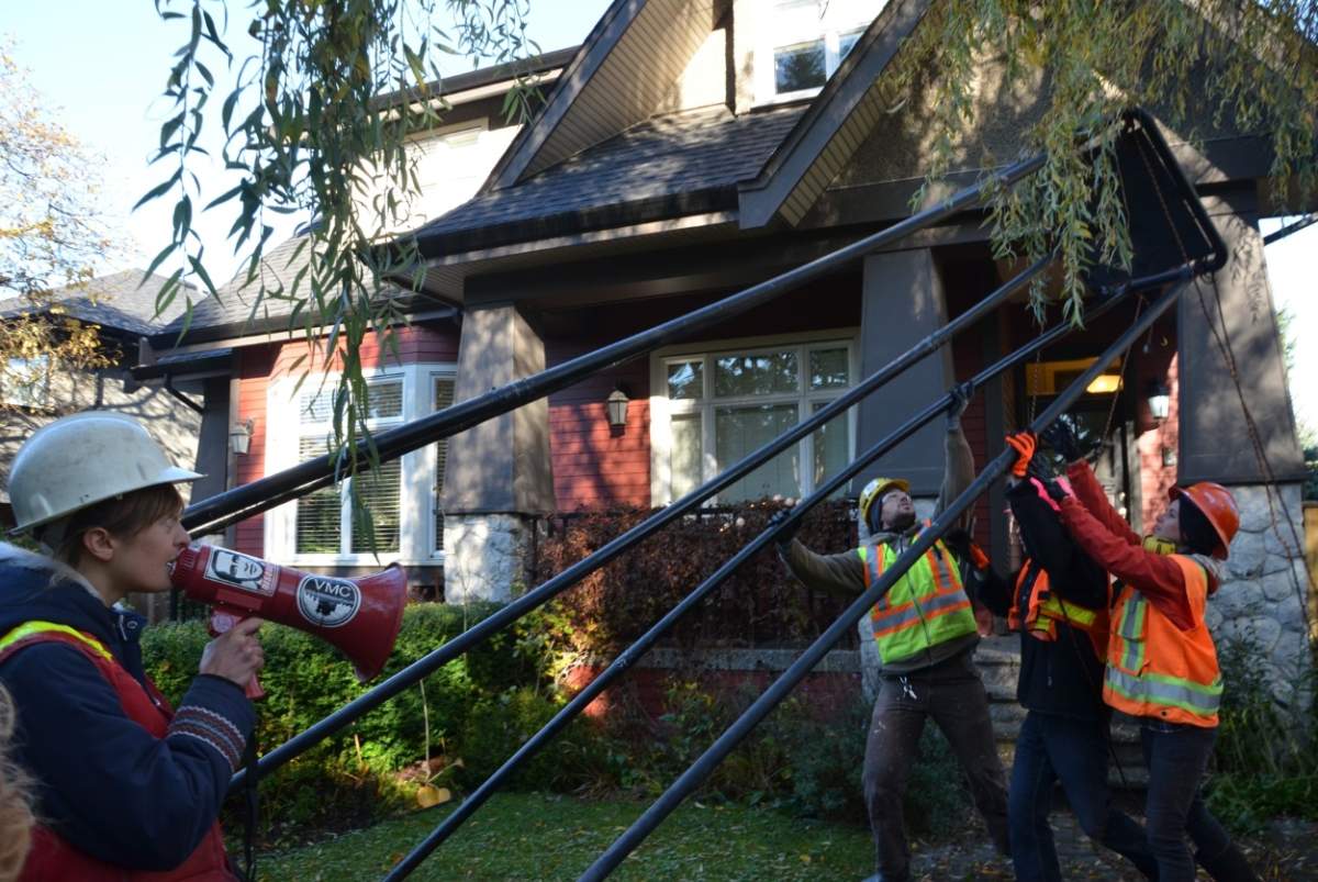 Protest targets premier’s house over fracking - image