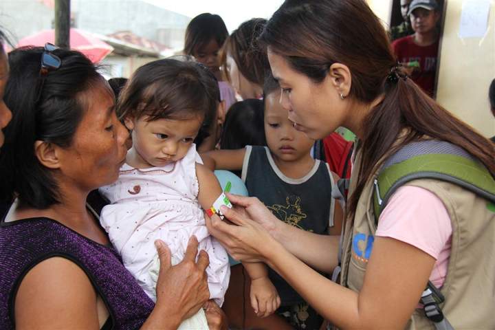 “An Action Against Hunger” nutrition expert measures children for malnutrition in disaster-struck Panay Island, Philippines on Thursday November 28, 2013. (Photo credit: CNW Group/Action Against Hunger)