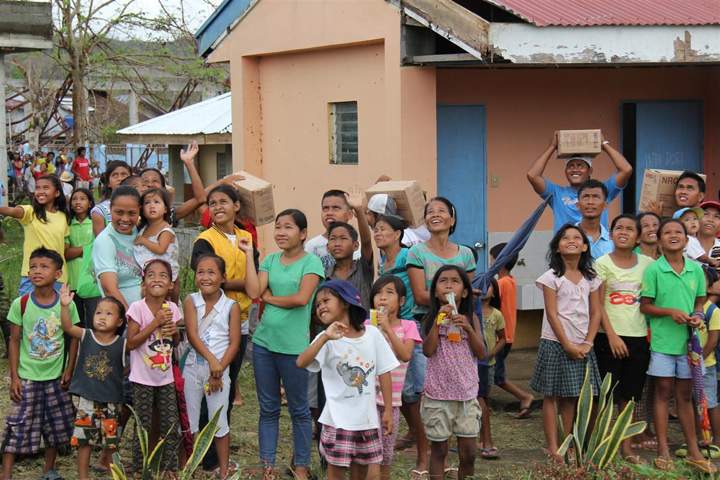 Children wave goodbye to the Canadian Armed Forces helicopter that delivered food aid as part of Action Against Hunger’s Typhoon Haiyan relief efforts Thursday November 28, 2013 in Panay Island, Philippines. (Photo credit: CNW Group/Action Against Hunger)