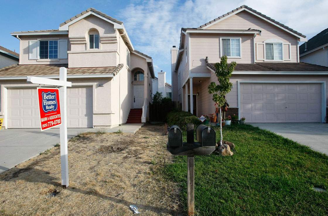 An affordability calculator to determine mortgage costs for Canadian home owners.