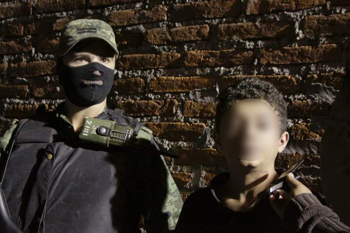 A Mexican soldier escorts Edgar Jimenez Lugo aka 'El Ponchis', alleged member of the South Pacific drug cartel, in Cuernavaca, Morelos State, Mexico, on December 2, 2010.