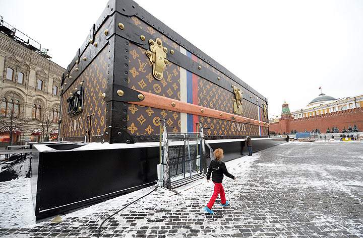 A giant Louis Vuitton trunk rises on Red Square in Moscow on November 27, 2013.