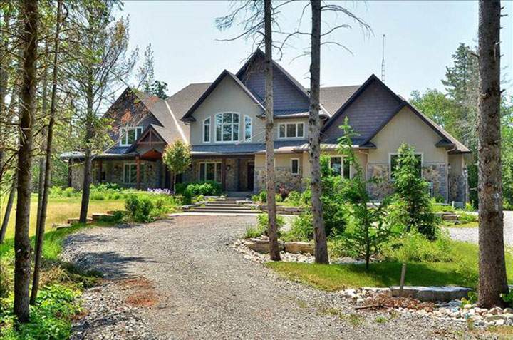 The one-time home of Carrie Underwood and Mike Fisher in Ottawa. (Courtesy Paul Rushforth Real Estate Inc.)