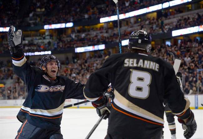 Penner’s late goal lifts Ducks past Oilers, 3-2 - image