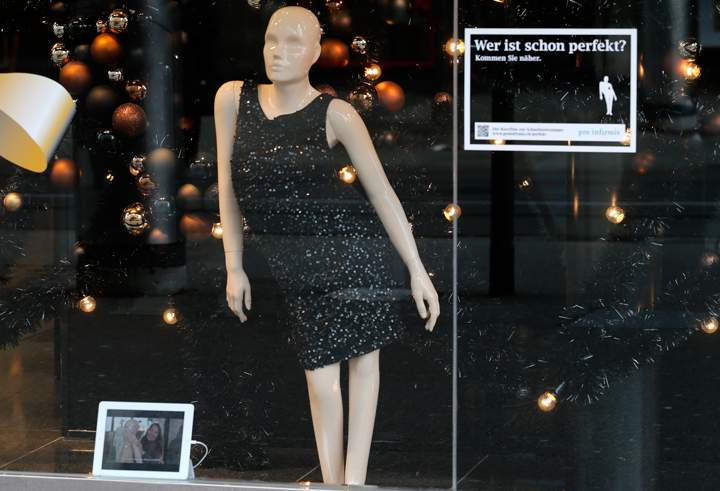 The “Because who is perfect? Get closer’ campaign captures the reaction of people as mannequins modeled after people with disabilities are displayed in store windows. (Photo credit: Alexandra Wey/Photopress)