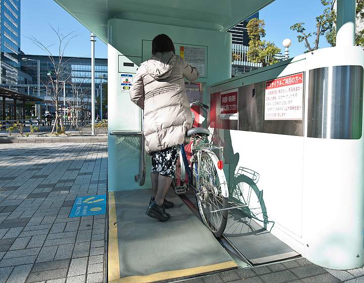 Cyclists retrieve their bicycle from the ECO Cycle system.(Photo credit: Keith Tsuji/Getty Images)