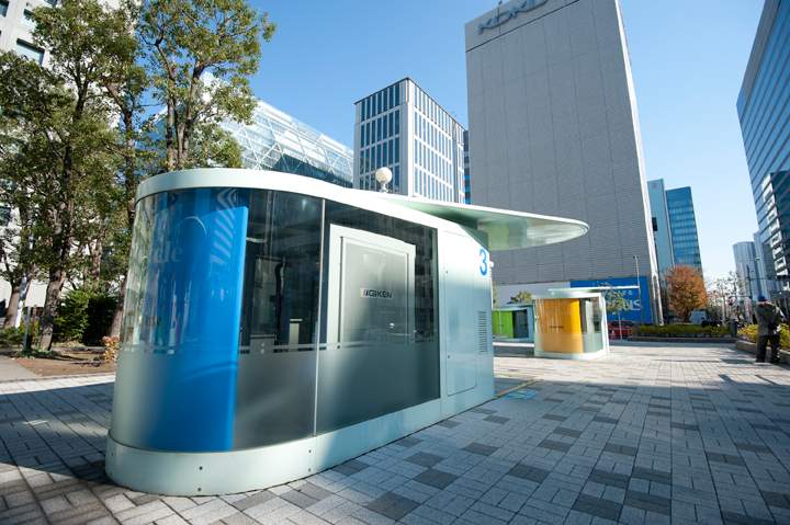 Registered cyclists bring their bicycles to the ECO Cycle system elevator.(Photo credit: Keith Tsuji/Getty Images)