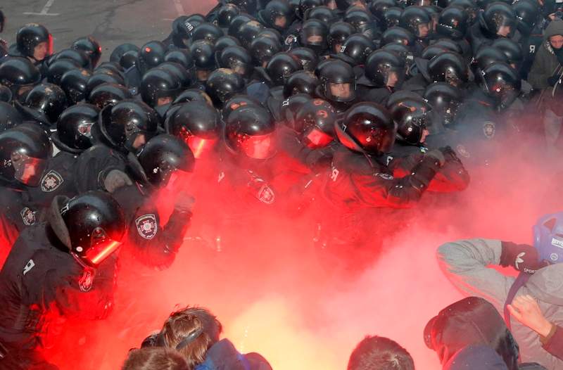 A protest by about 300,000 Ukrainians angered by their government’s decision to freeze integration with the West turned violent Sunday, when a group of demonstrators besieged the president’s office and police drove them back with truncheons, tear gas and flash grenades.
