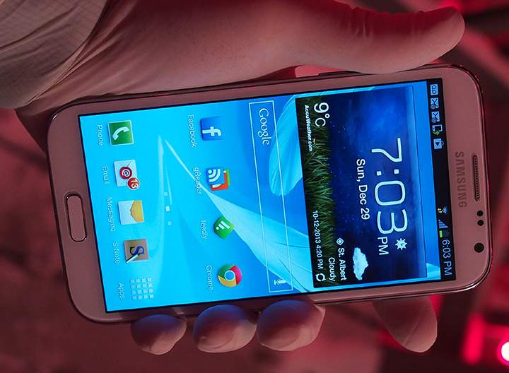 Common latex gloves work on touchscreen phones and keep your skin from freezing.