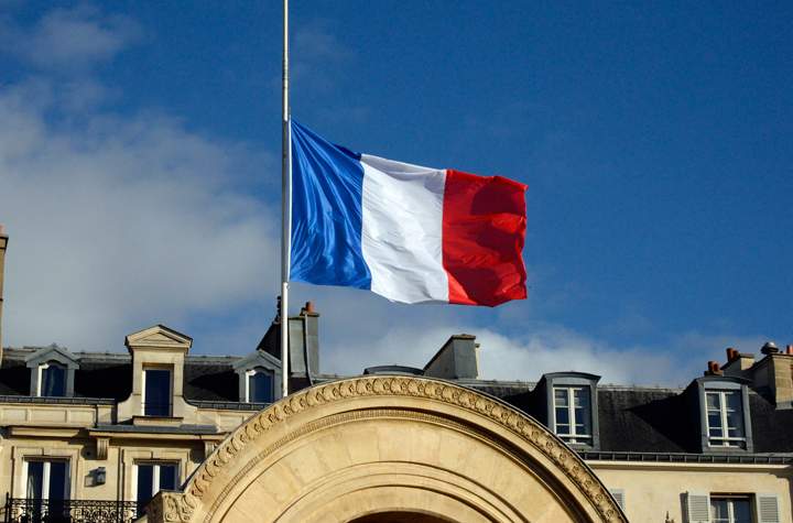 France:The French national flag flies at half mast on the Elysee presidential palace, on December 6, 2013 in Paris as a tribute to late Nelson Mandela who died the day before, as France host today a summit for peace and safety in Africa. (Photo credit: Getty Images)