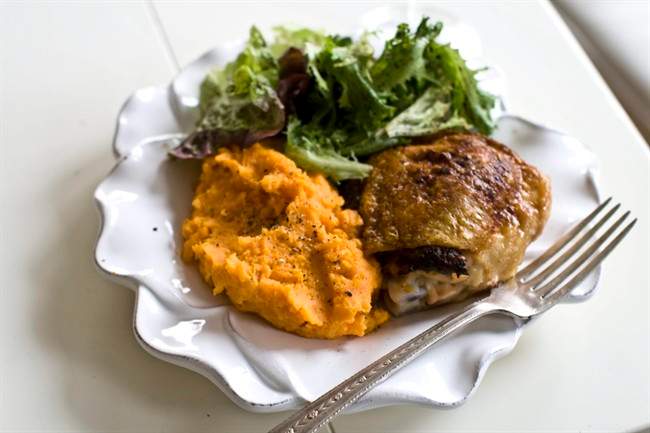 Healthy spinach-stuffed chicken thighs recipe
