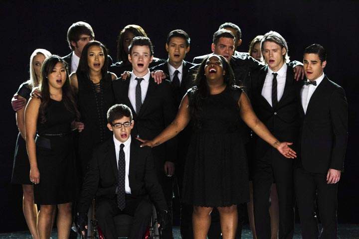 “Glee” cast pays tribute to Cory Monteith and his character Finn in “The Quarterback” episode. (Handout/Fox)